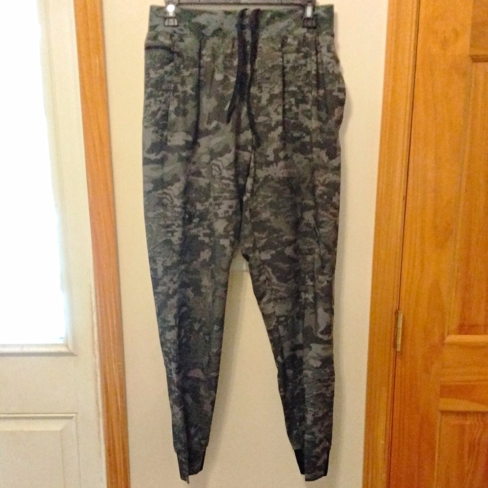 Under Armour Men's M Green Gray Camo Jogger Pants Drawstring Pockets Stretch